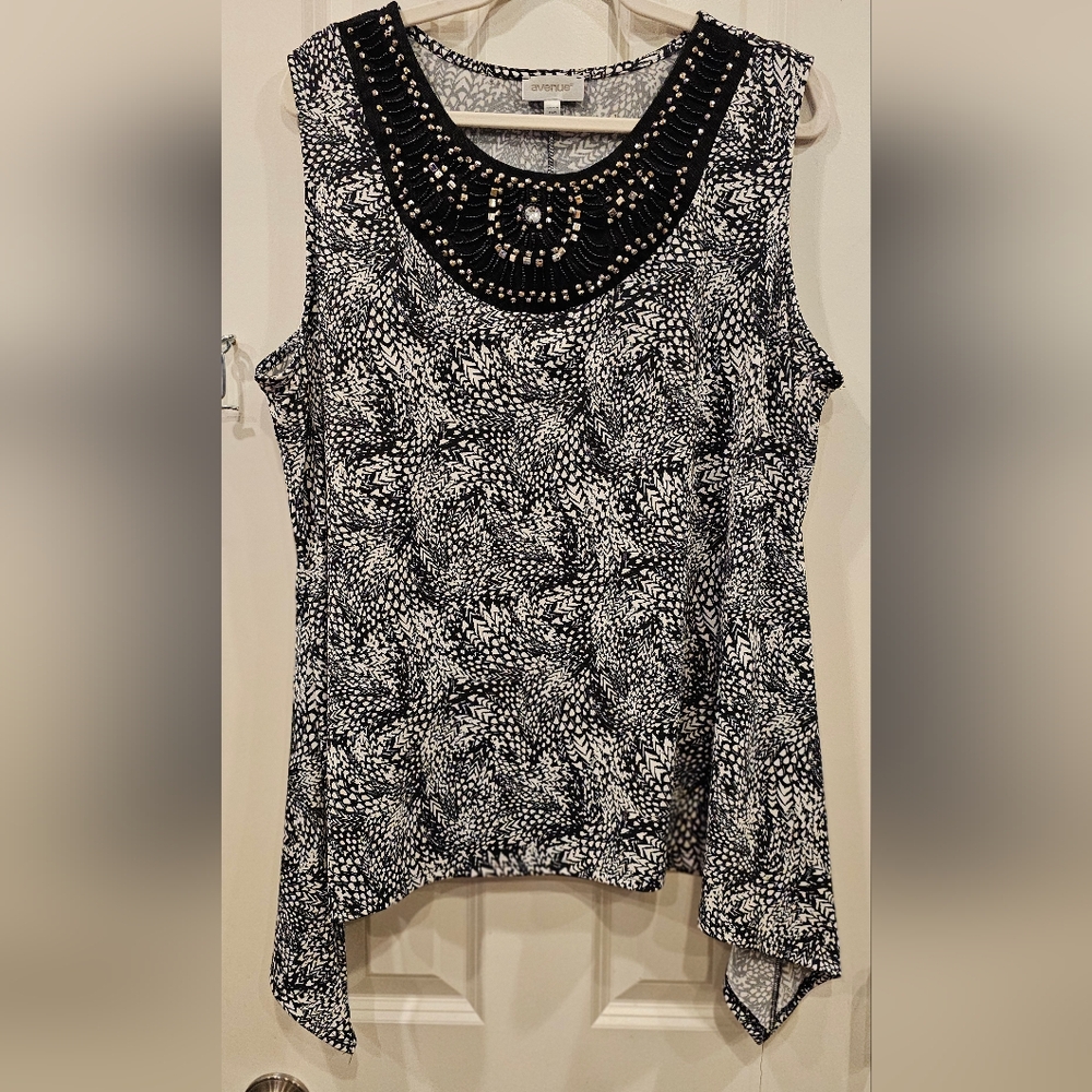 143 - Chic Black and White Patterned Top